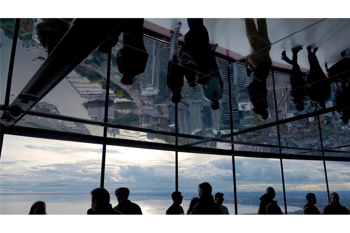 Bilder des Tages Menschen schauen vom CN Tower in Toronto auf das Rogers Centre und den Ontariosee.