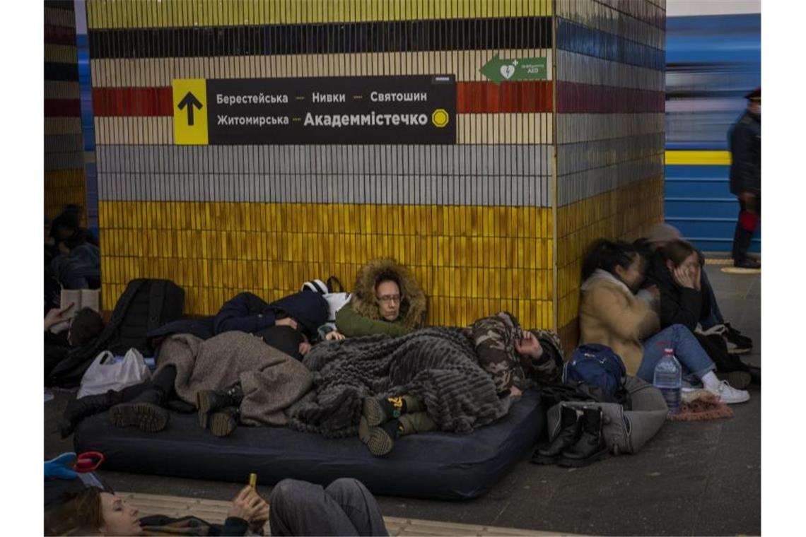 „Blanker Horror“ - Was ist in der Ukraine los? Menschen schlafen in einer U-Bahn-Station in Kiew, die als Luftschutzbunker genutzt wird. Foto: Emilio Morenatti/AP/dpa