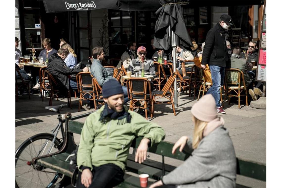 Menschen sitzen im belebten Außenbereich eines Cafés in der dänischen Haupstadt Kopenhagen. Foto: Mads Claus Rasmussen/Ritzau Scanpix/dpa