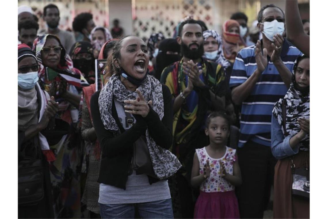 Tote und Verletzte bei Massenprotest im Sudan Menschen skandieren Slogans während einer Demonstration. Bei den Massenprotesten der Demokratie-Bewegung im Sudan gegen die Militärmachthaber hat es nach Angaben des nationalen Ärztekomitees mindestens zwei Tote sowie mehrere Verletzte gegeben. Foto: Marwan Ali/AP/dpa