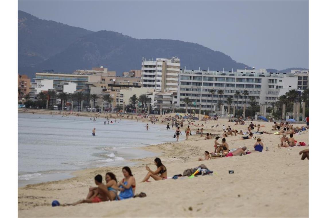 Kabinett befasst sich Anfang Juni mit Tourismus-Plan für EU Menschen sonnen sich am Strand von Arenal auf Mallorca. Noch vor den Sommerferien soll die Reisefreiheit in der EU weitgehend zurückkehren. Foto: Clara Margais/dpa