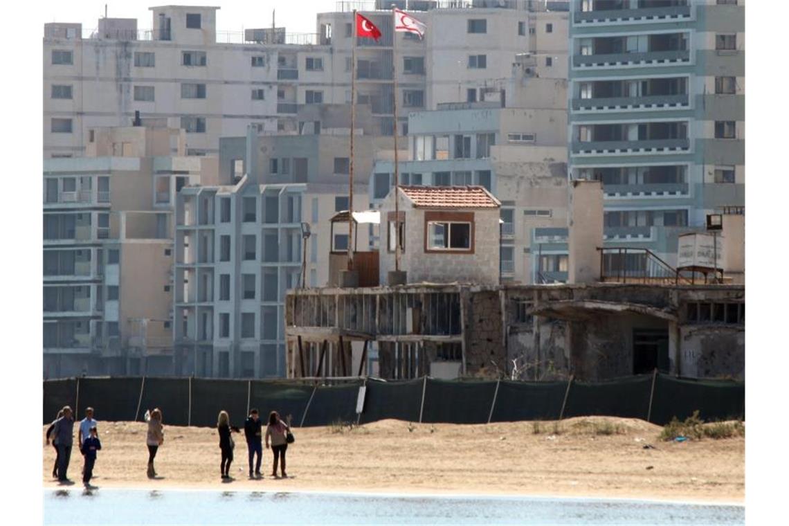 EU droht Türkei im Zypernkonflikt mit Sanktionen Menschen spazieren am Strand in der verlassenen Küstensiedlung Varosha (Archivbild). Foto: Katia Christodoulou/EPA/dpa
