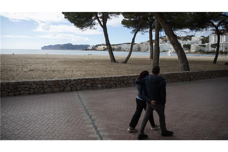 Menschen spazieren in Santa Ponça am Meer entlang (Symbolbild).