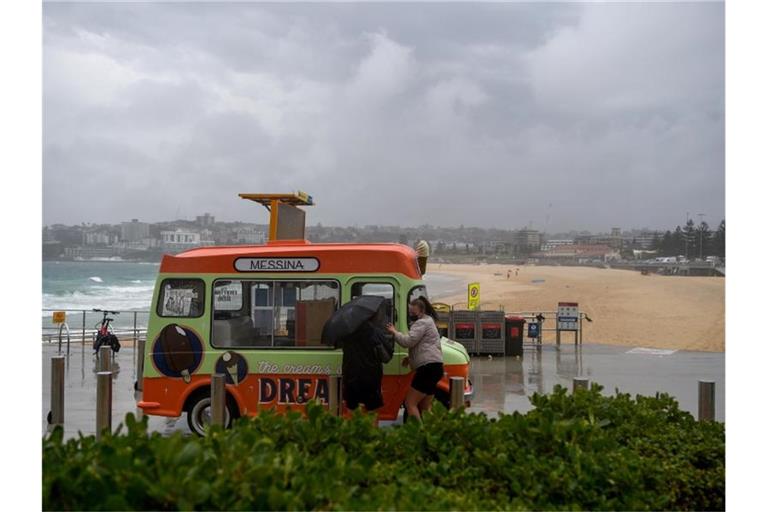 Menschen stehen am Bondi Beach an einem Food Truck. Foto: Bianca De Marchi/AAP/dpa