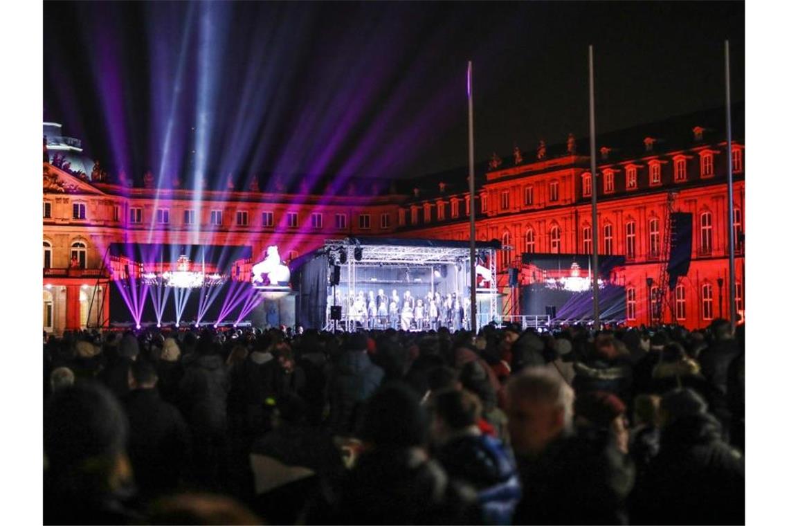 Ruhiger Start ins neue Jahr: Aber Böller verursachen Brände Menschen stehen an Silvester auf dem Schlossplatz in Stuttgart. Foto: Christoph Schmidt/dpa