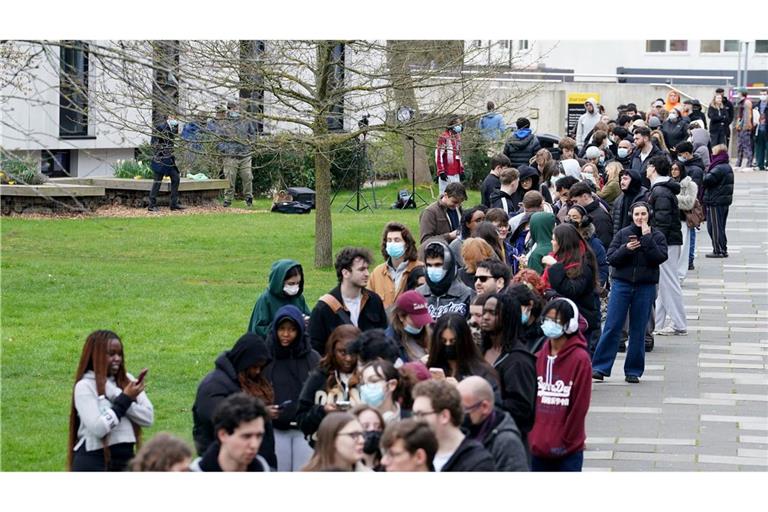 Menschen stehen an, um vorsorglich Antibiotika zu erhalten.