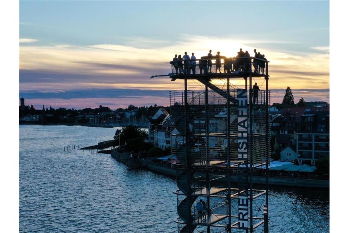 Behörden appellieren an Touristen: „Corona-Regeln einhalten“ Menschen stehen bei Sonnenuntergang auf der Plattform des Moleturms. Foto: Felix Kästle/dpa/Archivbild