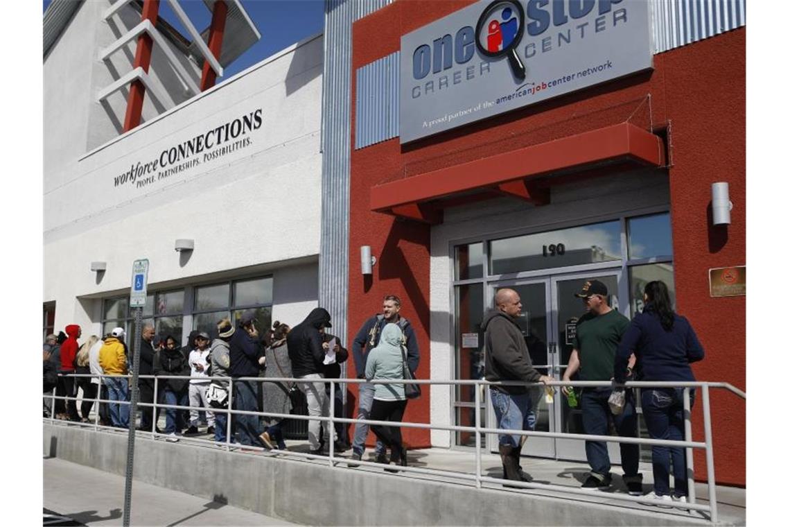 Menschen stehen in einer Schlange vor einem Jobcenter in den USA. Foto: John Locher/AP/dpa