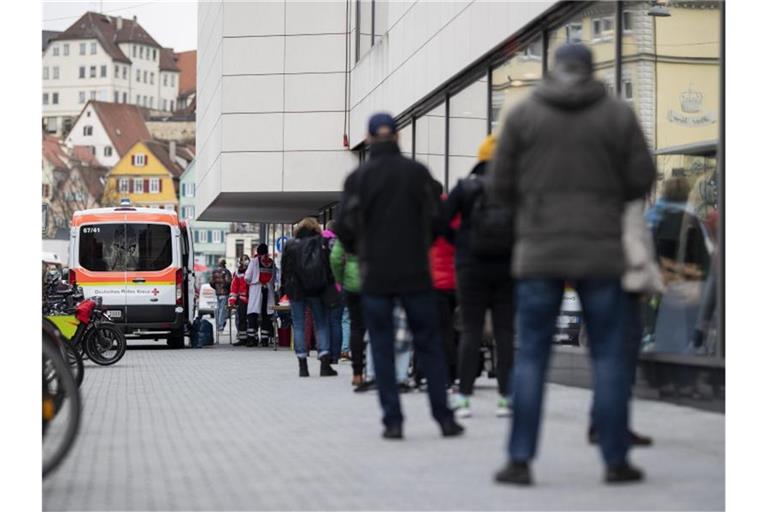 Menschen stehen Schlange, um sich für einen Schnelltest in der Tübinger Innenstadt anzumelden. Foto: Tom Weller/dpa/Archivbild