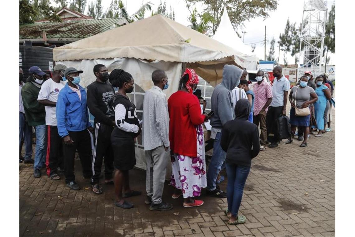 Globales Impfziel der WHO wird verfehlt Menschen stehen Schlange vor einem Corona-Impfzentrum in Nairobi, Kenia. Foto: Brian Inganga/AP/dpa