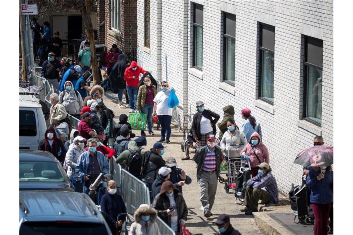 Menschen stehen Schlange vor einer Lebensmittelausgabe für Bedürftige im New Yorker Stadtteil Brooklyn. Seit Mitte März haben in den USA Millionen Menschen zumindest zeitweise ihren Job verloren. Foto: Michael Nagle/XinHua/dpa