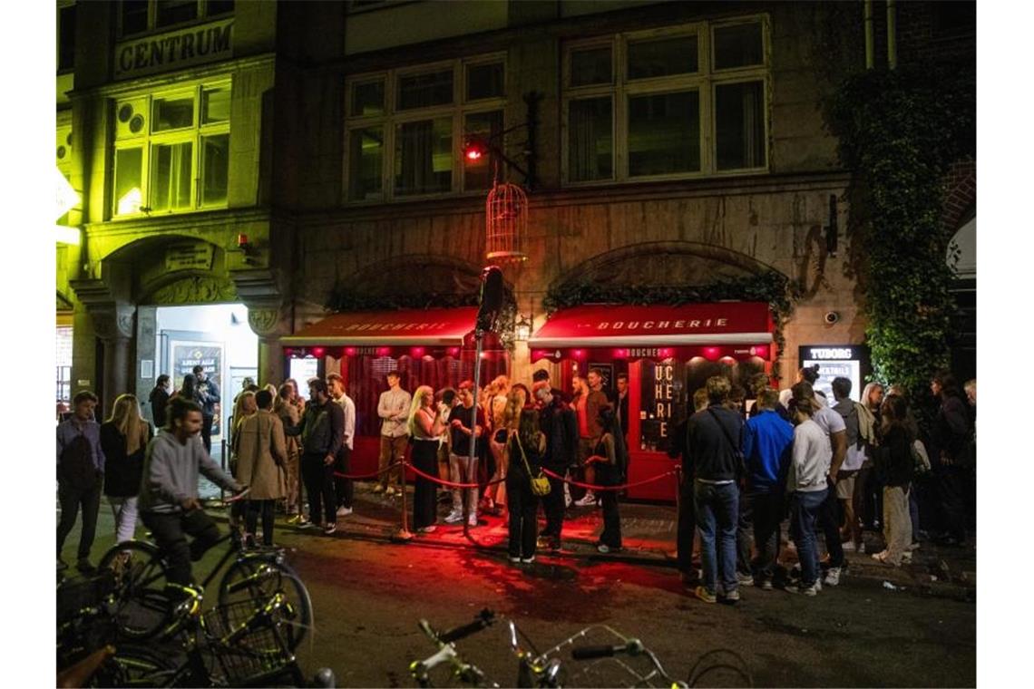 Corona, nej tak! - Dänemark lässt Beschränkungen hinter sich Menschen stehen vor dem Nachtclub „La Boucherie“ in Kopenhagen (Archivbild). Foto: Olafur Steinar Gestsson/Ritzau Scanpix/AP/dpa