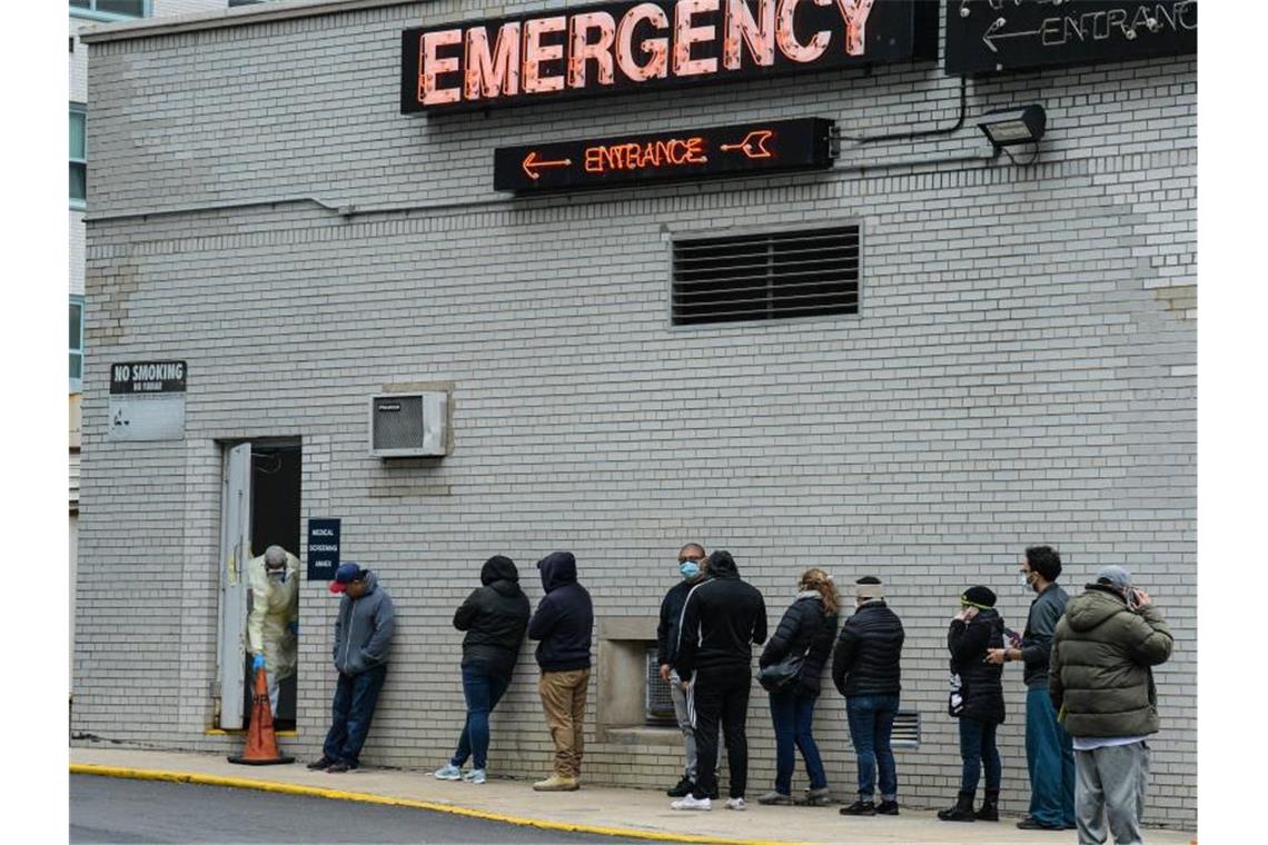 Menschen stehen vor einem Coronavirus-Testzentrum in New York Schlange. Foto: Marcus Santos/ZUMA Wire/dpa