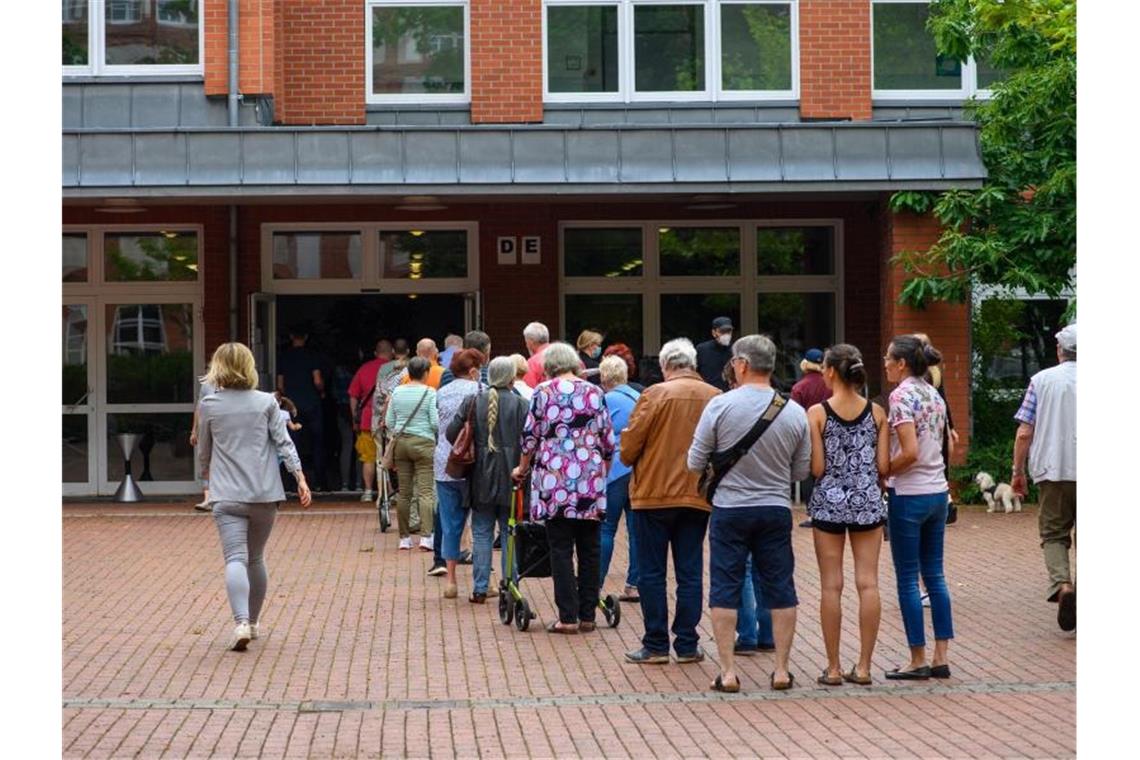 Menschen stehen vor einem Magdeburger Wahllokal Schlange. Foto: Klaus-Dietmar Gabbert/dpa-Zentralbild/dpa