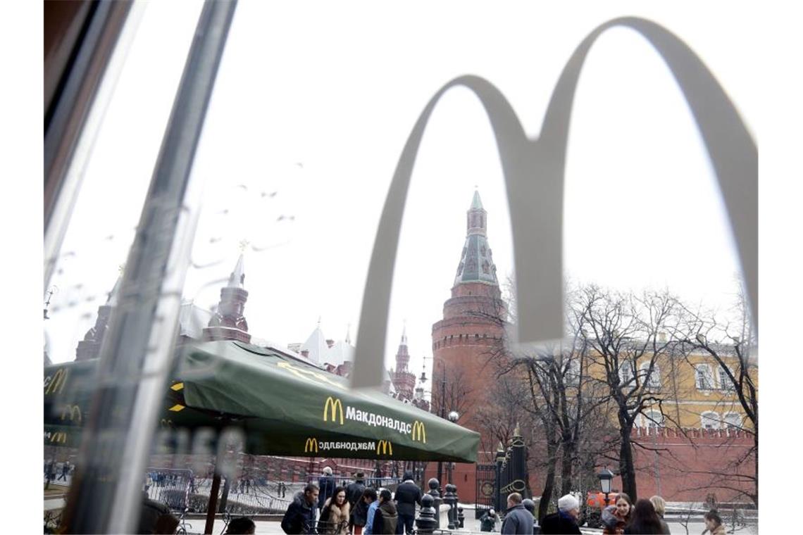 Menschen stehen vor einem McDonald's Restaurant am Manezhnaya-Platz. Die erste Filiale Russlands wurde noch zu Zeiten der Sowjetunion am 31. Januar 1990 am Moskauer Puschkin-Platz eröffnet. Foto: Maxim Shipenkov/EPA/dpa