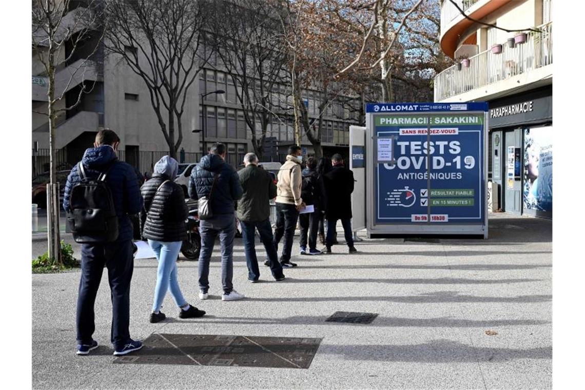 Menschen stehen vor einer Apotheke in Marseille an, um einen Corona-Schnelltest zu erhalten. Foto: Nicolas Tucat/AFP/dpa