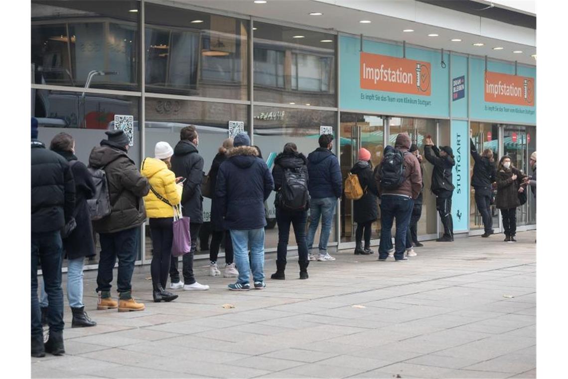 Großer Andrang beim landesweiten Corona-Impftag im Südwesten Menschen stehen vor einer neu eingerichteten Impfstation des Klinikum Stuttgart Schlange. Foto: Marijan Murat/dpa