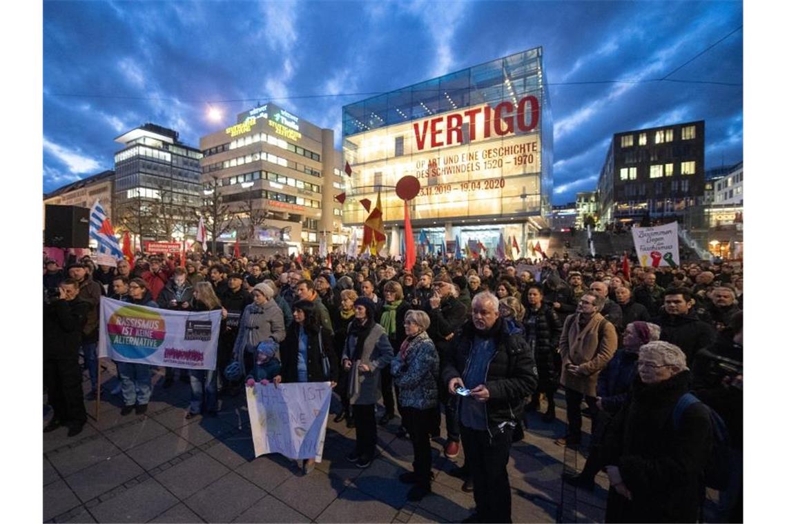 Anschlag in Hanau schockiert auch den Südwesten Menschen stehen während einer Gedenkveranstaltung für die Opfer von Hanau auf dem Schloßplatz. Foto: Sebastian Gollnow/dpa