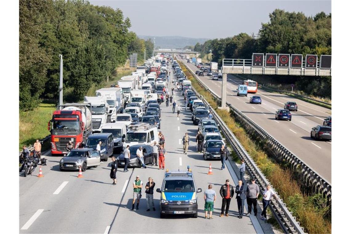IAA-Gegner müssen nach Blockade von Autobahnen in Haft Menschen stehen während einer Vollsperrung auf der A9 auf der Straße. Foto: Matthias Balk/dpa/Archivbild