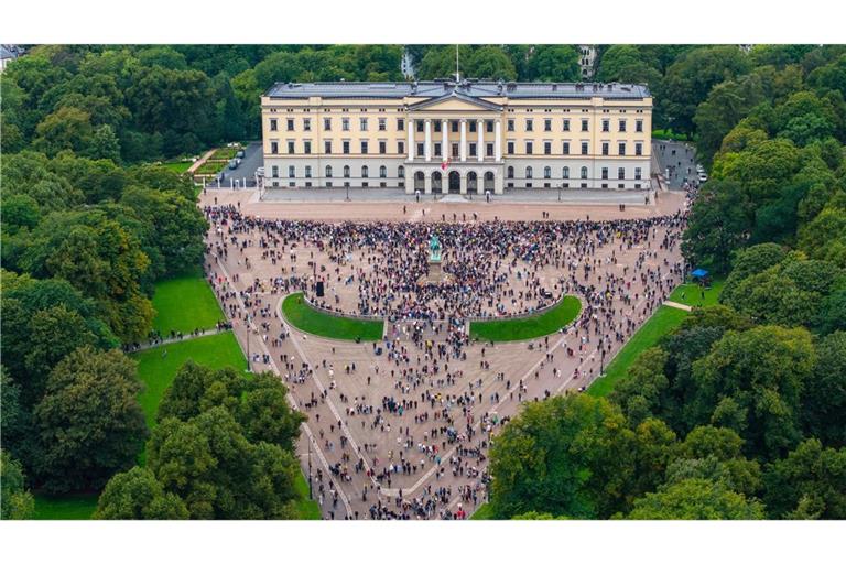 Menschen strömen zum Königspalast (Luftaufnahme mit einer Drohne). Der norwegische König Harald V. ist im Alter von 89 Jahren gestorben. Das teilte das norwegische Königshaus mit. (zu dpa: «Sarg mit Harald von Tausenden bei Trauerzug begleitet»)
