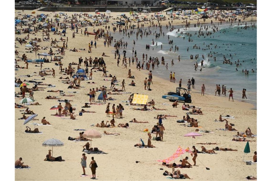 Menschen suchen Abkühlung am Bondi Beach. Foto: Joel Carrett/AAP/dpa