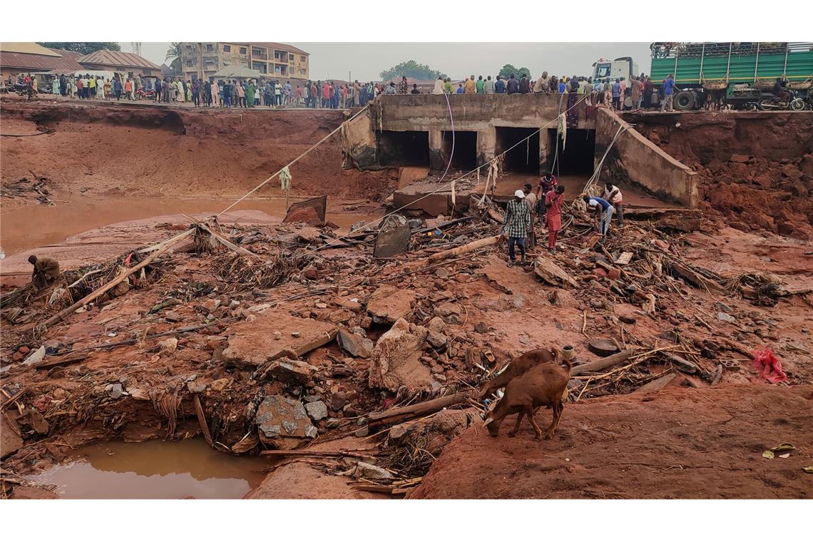 Zahl der entdeckten Fluttoten in Nigeria auf 150 gestiegen Menschen suchen in Mokwa noch Opfern der durch stundenlangen Regen ausgelösten Flut.