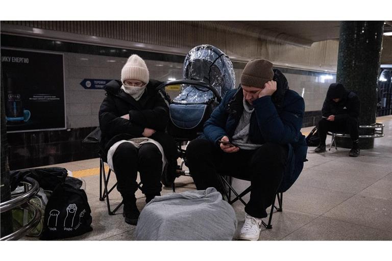 Menschen suchen Schutz in einer U-Bahn-Station während des nächtlichen russischen Raketen- und Drohnenangriffs in Kiew.