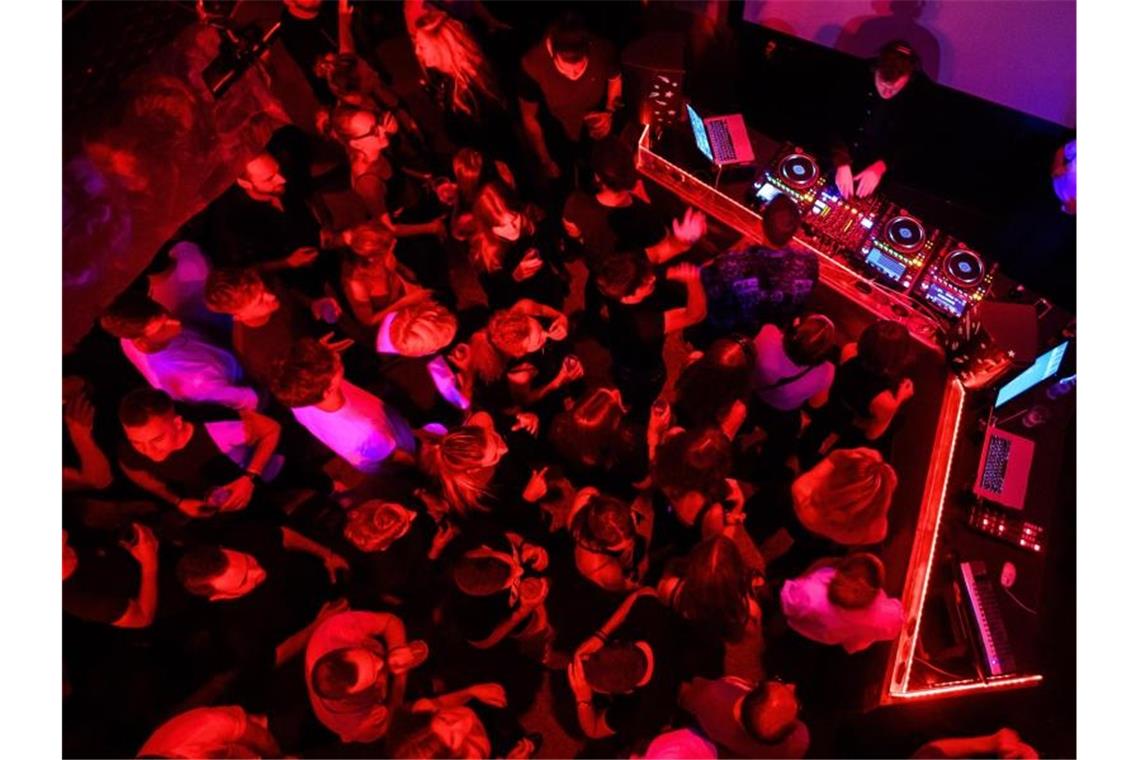 Clubs bleiben zu: Betreiber fordern mehr Wirtschaftshilfen Menschen tanzen in einem Club zu elektronischer Musik. Foto: Matthias Balk/dpa/Symbolbild