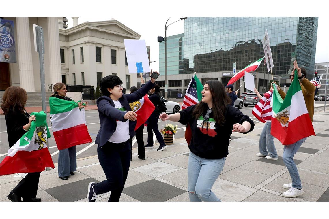 Menschen tanzen und singen.