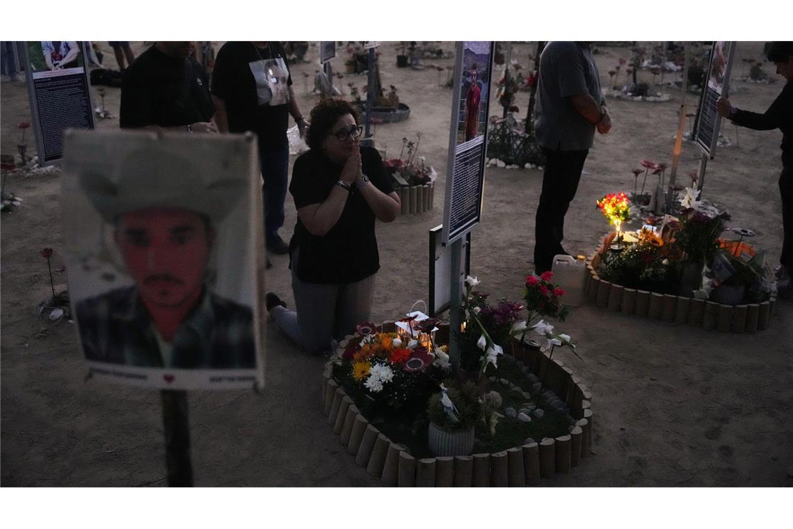 Menschen trauern am Jahrestag am Ort des Nova-Musikfestivals. Die terroristische Hamas hatte das Fest angegriffen, Hunderte Menschen getötet und viele weitere in den Gazastreifen verschleppt.