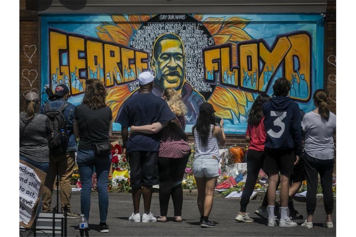 Von Black Power bis George Floyd: Sport als politische Bühne Menschen trauern in Minneapolis um George Floyd. Sportler aus aller Welt zeigen nach dem Tod des Afroamerikaners ihr Mitgefühl. Foto: Bebeto Matthews/AP/dpa