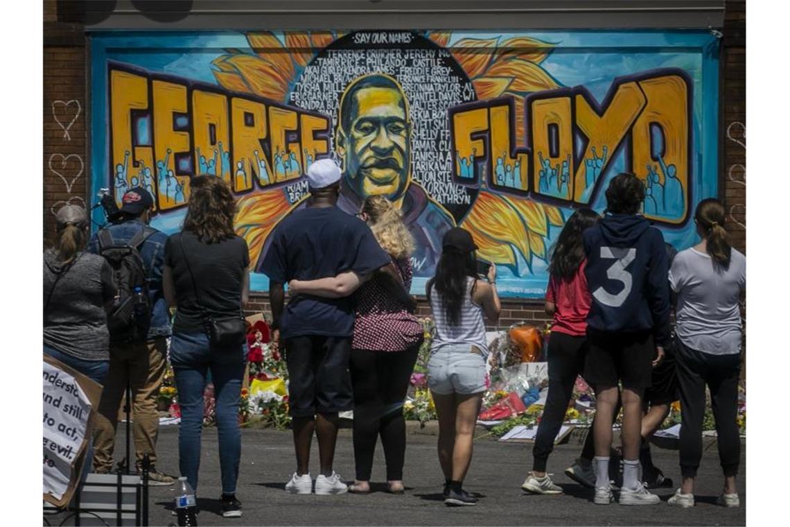 Menschen trauern in Minneapolis um George Floyd. Sportler aus aller Welt zeigen nach dem Tod des Afroamerikaners ihr Mitgefühl. Foto: Bebeto Matthews/AP/dpa