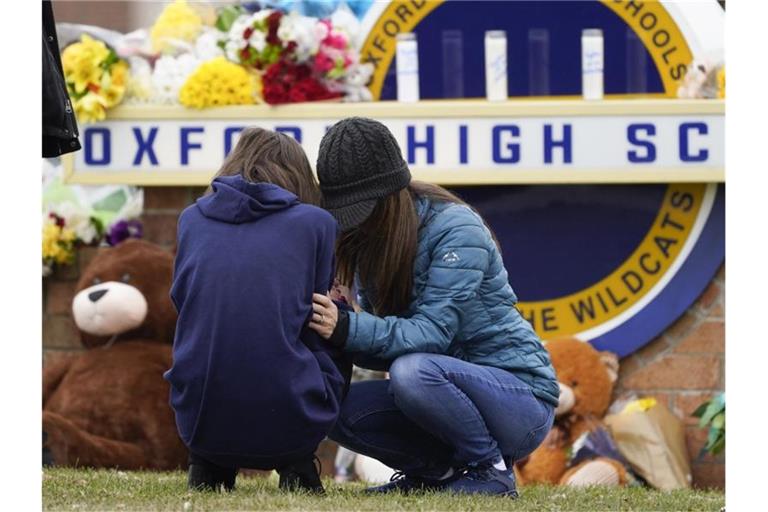 Menschen trauern vor der Oxford High School. Foto: Paul Sancya/AP/dpa