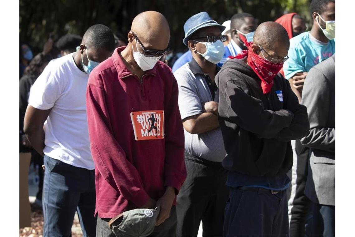Menschen trauern während einer Kundgebung um Ahmaud Arbery. Der 25-jährige wurde in der Stadt Brunswick im US-Bundesstaat Georgia beim Joggen erschossen. Foto: John Bazemore/AP/dpa