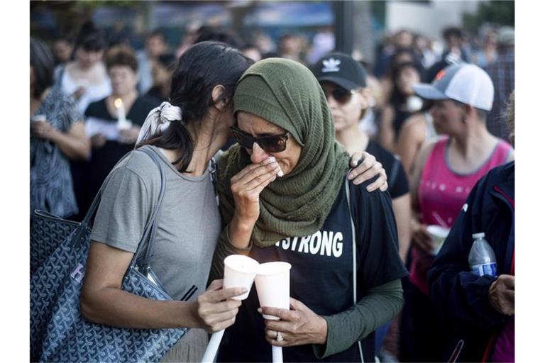 Menschen trauern während einer Mahnwache für die Opfer nach tödlichen Schüssen bei dem Volksfest in Gilroy. Foto: Noah Berger/AP