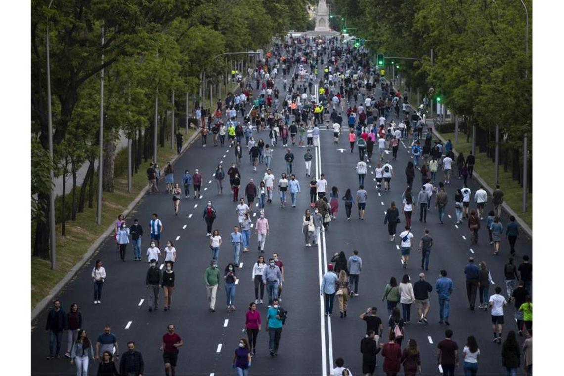 Menschen treiben auf dem Paseo de la Castellana in Madrid Sport. Die spanische Hauptstadt ist vor Barcelona die von der Pandemie am schwersten getroffene Region des Landes. Foto: Manu Fernandez/AP/dpa
