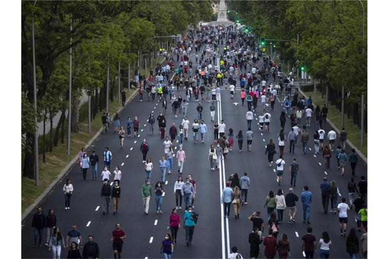 Menschen treiben auf dem Paseo de la Castellana in Madrid Sport. Die spanische Hauptstadt ist vor Barcelona die von der Pandemie am schwersten getroffene Region des Landes. Foto: Manu Fernandez/AP/dpa