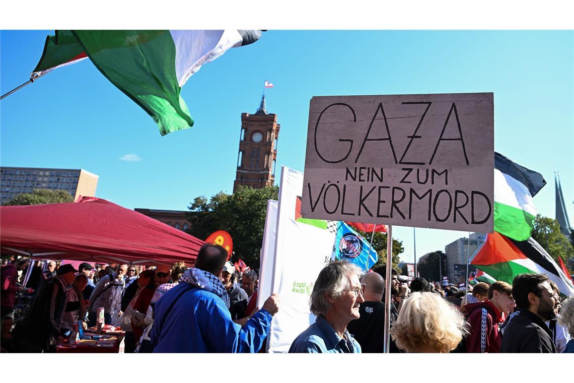 Menschen trugen Fahnen und Schilder.