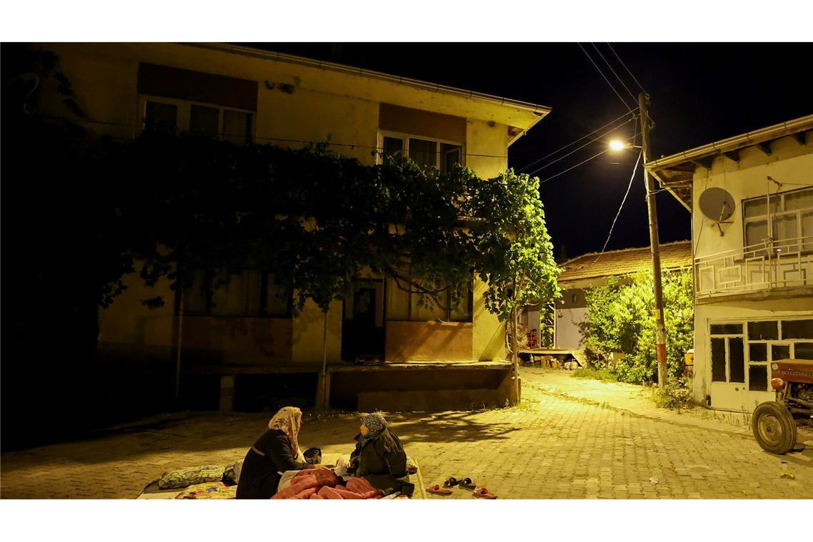 Menschen übernachten aus Angst vor Nachbeben im Freien