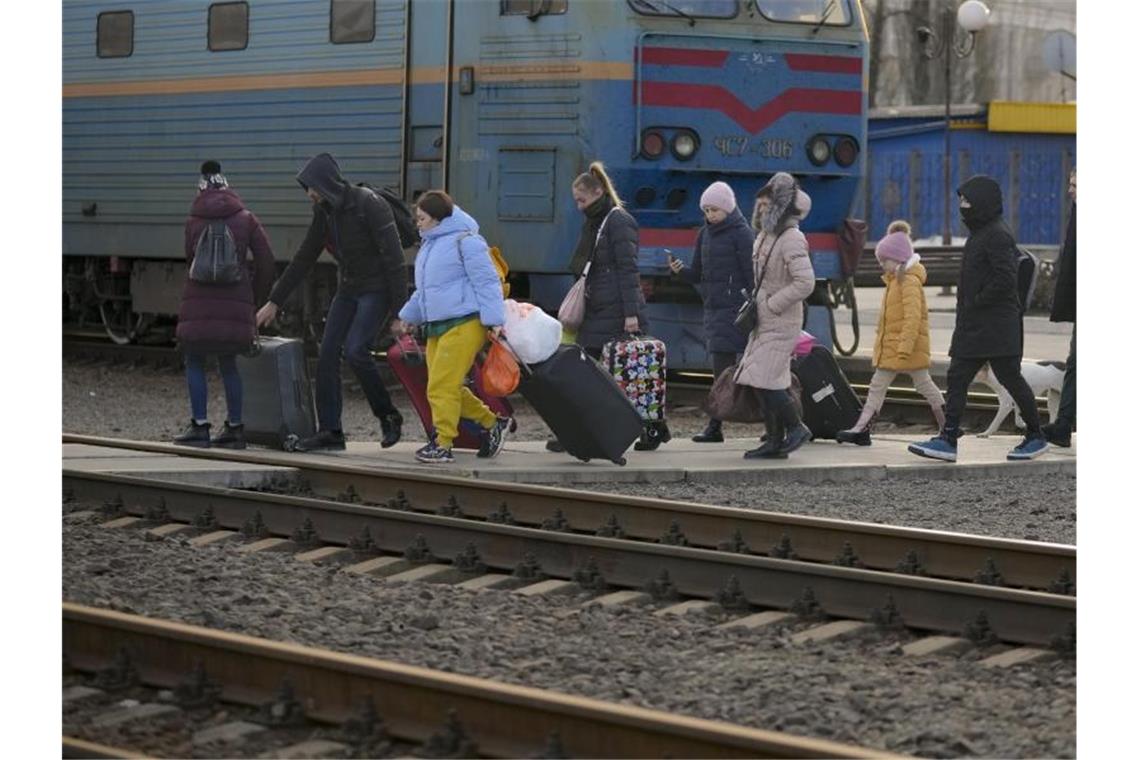 Südwesten sorgt für ukrainische Flüchtlinge vor Menschen überqueren mit ihrem Gepäck die Gleise in Kramatorsk in der Region Donezk. Foto: Vadim Ghirda/AP/dpa/Archivbild
