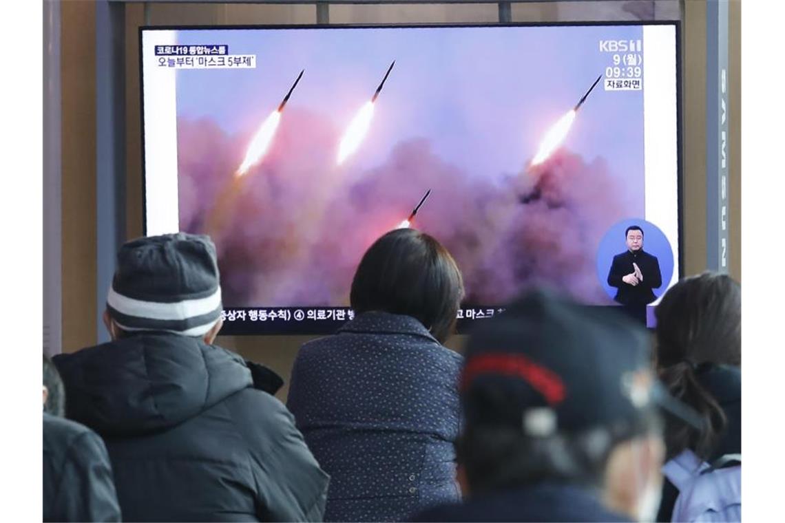 Menschen verfolgen in einem Bahnhof in Seoul eine Nachrichtensendung, die über einen Raketentest von Nordkorea berichtet. Foto: Ahn Young-Joon/AP/dpa