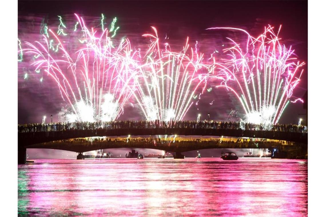 Konstanz feiert Seenachtfest noch einmal mit Feuerwerk Menschen verfolgen von zwei über den Rhein führenden Brücken aus das Feuerwerk des Seenachtfestes. Foto: Felix Kästle/Archiv