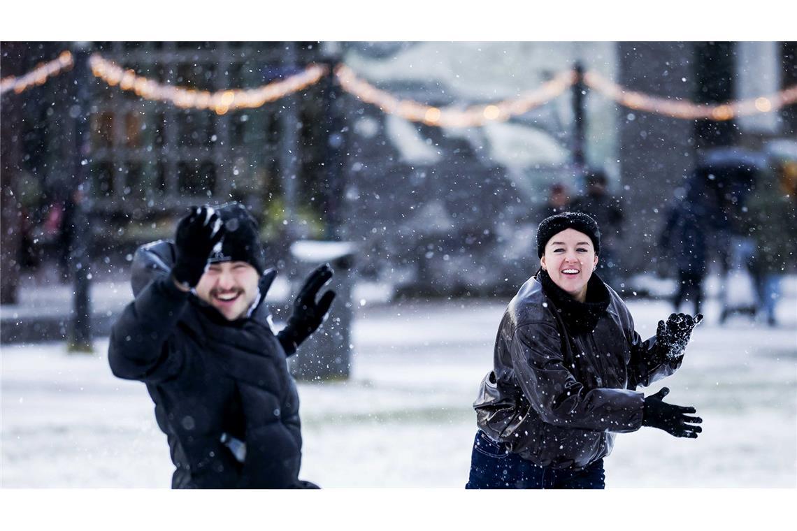 Menschen vergnügen sich bei einer Schneeballschlacht in Amsterdam in den Niederlanden.