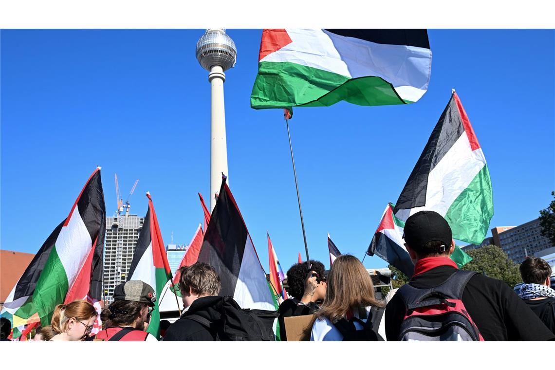 Bilder des Tages Menschen versammeln sich am Neptunbrunnen zu einem Demonstrationsmarsch und einer Kundgebung für Gaza.