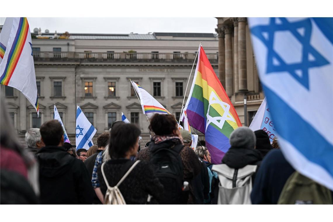 Menschen versammeln sich auf dem Bebelplatz zu einer Mahnwache zum 7. Oktober 2023.