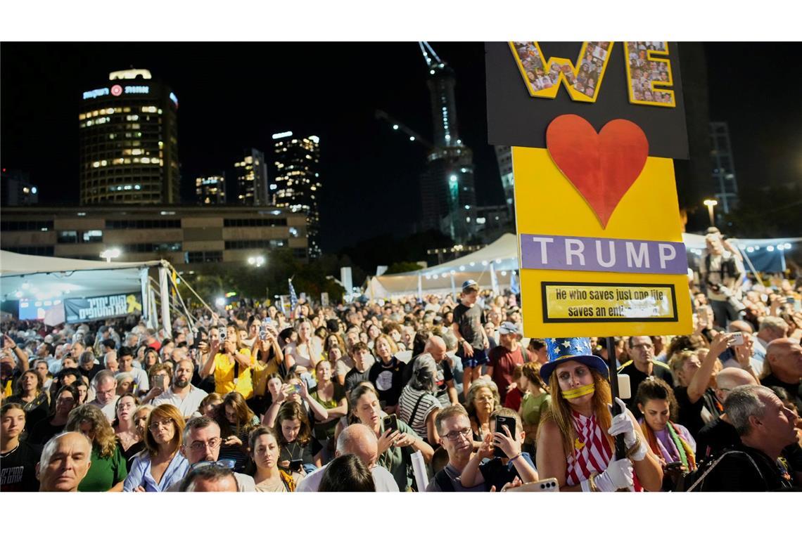 Menschen versammeln sich auf dem Geiselplatz in Tel Aviv, nachdem die Einigung über die erste Phase eines Friedensplans zur Beendigung der Kämpfe in Gaza bekannt wurde.