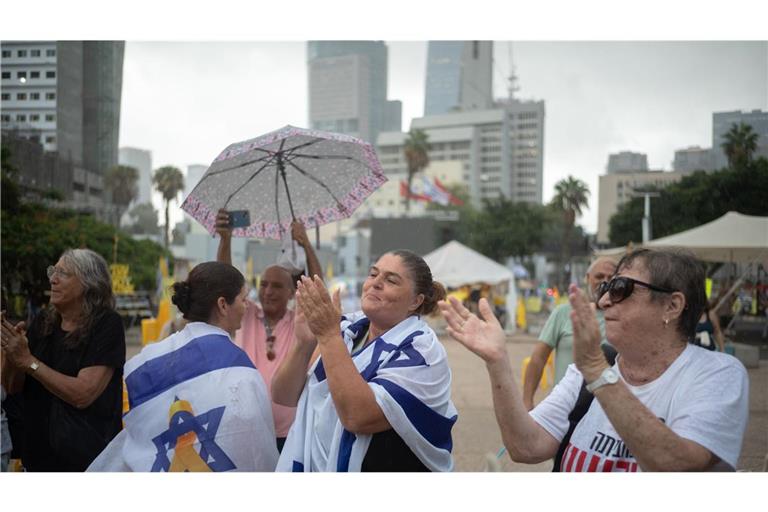 Menschen versammeln sich auf dem Geiselplatz in Tel Aviv, um das Waffenstillstandsabkommen zu feiern. (Archivbild)