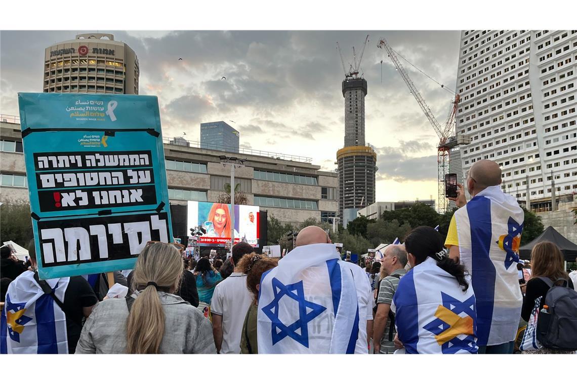 Menschen versammeln sich auf dem Platz der Geiseln vor der Freilassung der israelischen Geiseln.