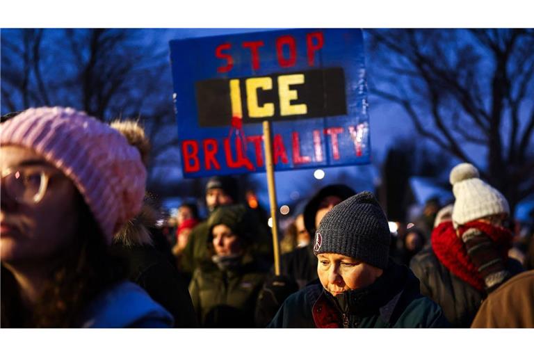 Menschen versammeln sich nach dem Tod des US-Bürgers Alex Pretti zu einer Mahnwache.