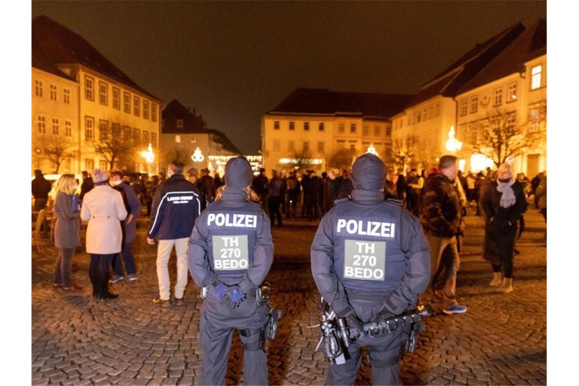 Menschen versammeln sich und protestieren gegen die neuen Infektionsschutzregeln im Corona-Hotspot-Landkreis Hildburghausen. Foto: Steffen Ittig/NEWS5/dpa